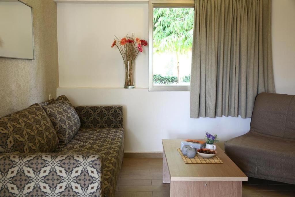 Eilot Kibbutz Country Lodging Ейлат Екстериор снимка
