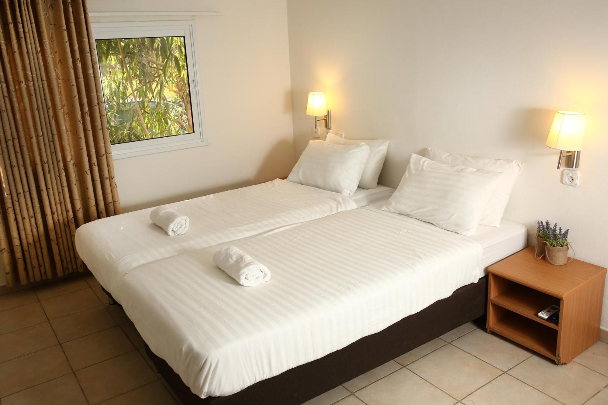 Eilot Kibbutz Country Lodging Ейлат Стая снимка